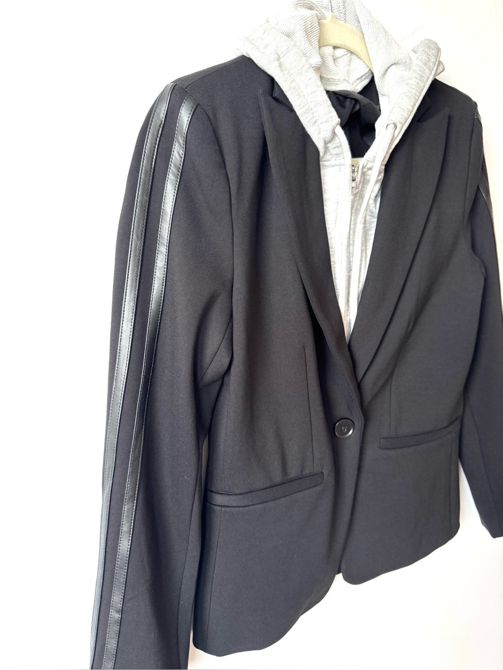 Evereve Jones St Blazer with removable hoodie - Picture 4 of 12